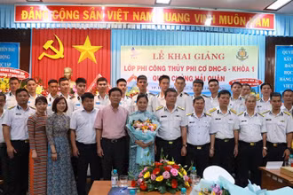 Chuẩn đô đốc Phạm Như Xuân - Phó tư lệnh Quân chủng Hải quân (hàng trước, thứ 7 từ phải sang), TS Nguyễn Thị Hải Hằng - Giám đốc Học viện Hàng không (ôm hoa) chụp ảnh lưu niệm cùng các đại biểu và học viên khóa học.