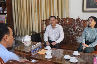 Lãnh đạo Huyện ủy, UBND huyện Trảng Bom trả lời phóng viên Báo Nhân Dân vào chiều 24-12.