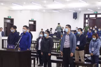 Các bị cáo trong phiên xét xử sáng nay.