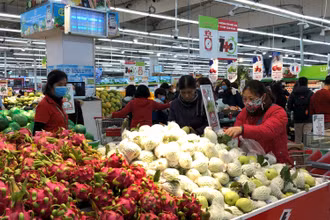 Người dân mua sắm hàng hóa tại siêu thị Big C Thăng Long. (Ảnh: Nguyên Trang) 