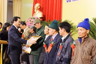 Lãnh đạo tỉnh Thanh Hóa trao Danh hiệu Bà mẹ Việt Nam anh hùng cho thân nhân các mẹ.