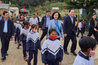 Đồng chí Trương Thị Mai và Đoàn công tác đến thăm và tặng quà giáo viên, học sinh có hoàn cảnh đặc biệt khó khăn.