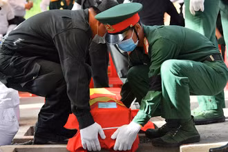 Đưa các liệt sĩ đến nơi an nghỉ.