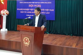Tổng Lãnh sự Nguyễn Đăng Hùng nhấn mạnh những thế mạnh của một số tỉnh Bắc Lào tại hội nghị.