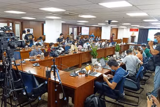 Các cơ quan báo chí dự đưa tin tại cuộc họp báo.