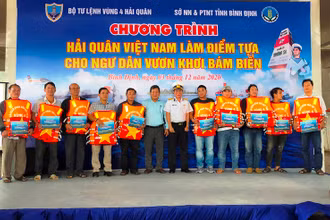 Chương trình “Hải quân Việt Nam làm điểm tựa cho ngư dân vươn khơi bám biển”