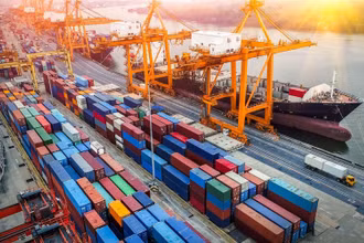 Thiếu container rỗng khiến xuất khẩu hàng hóa gặp nhiều khó khăn.