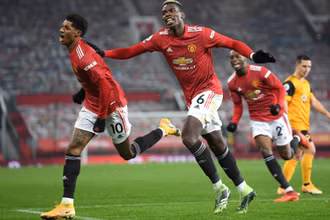 M. Rashford (trái) ghi bàn thắng quý như vàng cho Man United phút bù giờ.
