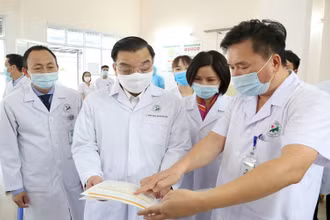 Chủ tịch UBND TP Hà Nội Chu Ngọc Anh kiểm tra công tác phòng, chống dịch Covid-19 tại Bệnh viện đa khoa Đức Giang.
