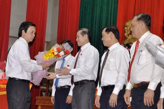 Đồng chí Nguyễn Văn Danh, Ủy viên T.Ư Đảng, Bí thư Tỉnh ủy, Chủ tịch HĐND tỉnh Tiền Giang tặng hoa các đồng chí nghỉ hưu theo chế độ và các đồng chí trúng cử.