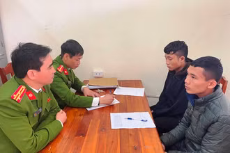 Tại cơ quan công an, hai đối tượng lừa đảo khai nhận hành vi phạm tội của mình.
