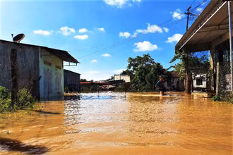 Nhiều nhà dân ở thị trấn Buôn Trấp, huyện Krông Ana bị ngập sâu trong nước.