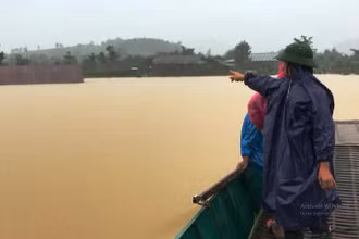 Mưa lớn làm nhiều nhà dân ở lòng hồ Krông Pách thượng bị ngập.