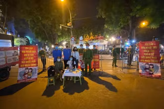Lực lượng chức năng chốt chặn, không cho người không đeo khẩu trang vào phố đi bộ.