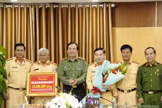 Thiếu tướng Vũ Xuân Viên khen thưởng 10 triệu đồng cho Phòng Cảnh sát giao thông.