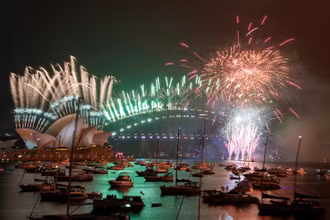 Cầu cảng Sydney của Australia bừng sáng trong đêm. (Ảnh: AP)