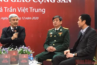 Tác giả Trần Việt Trung (ngoài cùng bên trái) trao đổi về cuốn sách.