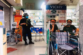 Khám xét bên trong nhà thuốc Sơn Minh ở số 160, đường Phan Đình Phùng.