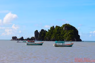 Kiên Giang có đến hơn 143 hòn đảo, trong đó có 105 hòn đảo nổi lớn, nhỏ, có 43 hòn đảo có dân cư sinh sống, nằm ở hai huyện đảo là Phú Quốc, Kiên Hải và huyện Kiên Lương, thị xã Hà Tiên. 