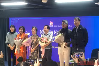 Nhà văn Nguyễn Nhật Ánh (giữa) tại buổi giao lưu kỷ niệm 25 năm bộ sách "Kính vạn hoa".