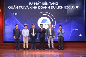 Các đại biểu thực hiện nghi thức ra mắt Nền tảng Quản trị và kinh doanh du lịch ezCloud.