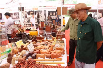 Khách tham quan Hội chợ triển lãm giới thiệu sản phẩm làng nghề Phú Xuyên.