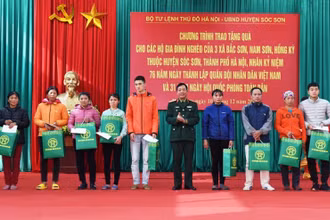 Tặng quà hơn 200 hộ nghèo trên địa bàn huyện Sóc Sơn
