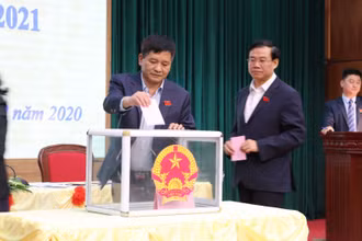 Đại biểu HĐND tỉnh Điện Biên bỏ phiếu bầu chức danh Phó Chủ tịch UBND tỉnh.