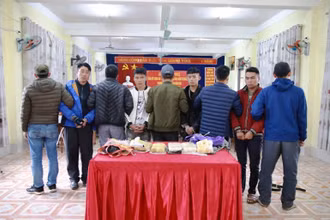 Các đối tượng bị bắt cùng tang vật tại Công an Lào Cai.