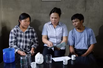 "Ði từng ngõ, gõ từng nhà, rà từng đối tượng" để tuyên truyền tính nhân văn của BHXH đến từng người dân. (Ảnh Phạm Chính)