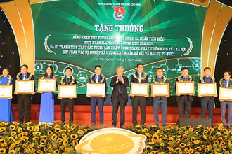 Đồng chí Uông Chu Lưu trao Bằng khen của Thủ tướng Chính phủ tặng mười "Lương Định Của trẻ tuổi" năm 2020 xuất sắc nhất.