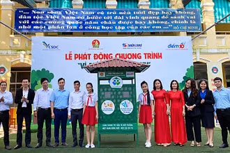 Các thành viên Ban Tổ chức chương trình "Vì mái trường xanh" năm học 2020-2021 trao "Công trình măng non" phân loại rác thải tặng học sinh Trường tiểu học Phù Đổng (quận Hải Châu, TP Đà Nẵng). 