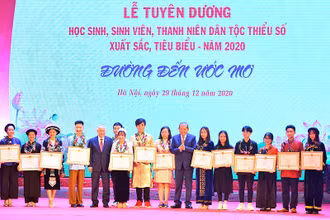 Các đồng chí Trương Hòa Bình, Đỗ Văn Chiến trao Bằng khen tặng các học sinh, sinh viên, thanh niên dân tộc thiểu số tiêu biểu năm 2020.