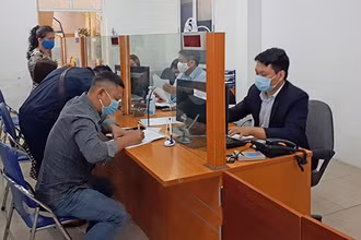 Người lao động làm thủ tục nhận trợ cấp thất nghiệp tại Trung tâm Dịch vụ việc làm Hà Nội. Ảnh: XUÂN CƯỜNG