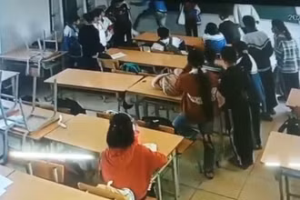 Cháu H. bị người đàn ông hành hung (Ảnh chụp lại từ màn hình camera lớp 6A4).