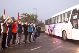 Lãnh đạo thành phố Hà Nội tiễn công nhân các khu công nghiệp về quê ăn Tết trên các chuyến xe miễn phí.