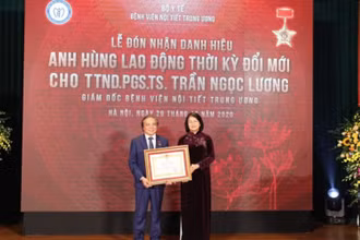 Cha đẻ kỹ thuật mổ nội soi “Dr Lương” nhận danh hiệu Anh hùng Lao động.