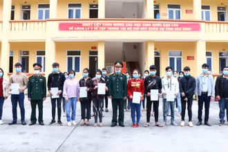 Đại diện Bộ Chỉ huy Quân sự tỉnh Hòa Bình trao giấy chứng nhận hoàn hành cách ly cho các sinh viên.