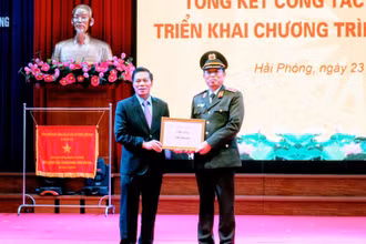 Chủ tịch UBND TP Hải Phòng thưởng nóng lực lượng công an.