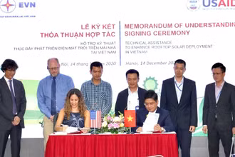 Bà Ann Marie Yastishock, Giám đốc USAID Việt Nam và ông Võ Quang Lâm, Phó tổng Giám đốc EVN ký biên bản ghi nhớ.