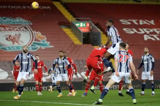 Pha ghi bàn gỡ hòa 1-1 của các cầu thủ West Brom (áo sọc).