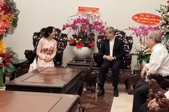 Đồng chí Trương Thị Mai thăm và chúc mừng lễ Giáng sinh năm 2020 và Tết dương lịch năm 2021 tại Tòa Tổng Giám mục Giáo phận TP Hồ Chí Minh.