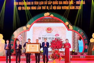 Lãnh đạo tỉnh Quảng Ninh trao Bằng công nhận Di tích lịch sử cấp Quốc gia Miếu Ông - Miếu Bà cho huyện Ba Chẽ (Quảng Ninh).