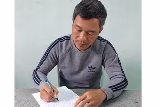 Hồ Nguyễn Đính tại cơ quan công an.