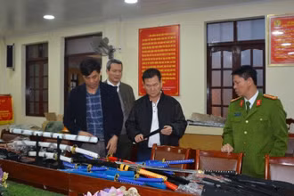 Số vũ khí, công cụ hỗ trợ bị lực lượng công an thu giữ.