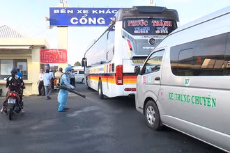 Cơ quan chức năng phun thuốc tiêu độc, khử trùng tại Bến xe khách Cà Mau.