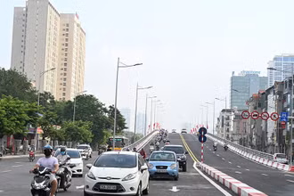 Cầu vượt Nguyễn Văn Huyên - Hoàng Quốc Việt mới được xây dựng, đưa vào sử dụng trong năm 2020. (Ảnh: DUY LINH)
