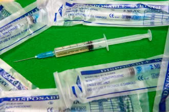 Chiến dịch của hacker đóng giả là một công ty cung ứng kho lạnh, trong khi vaccine Covid-19 của Pfizer cần được bảo quản ở nhiệt độ cực thấp. Ảnh: Cnet.
