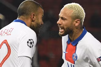 Neymar (phải, PSG) và đồng đội mừng trận thắng 3-1.