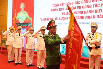 Thượng tướng Lê Quý Vương trao Huân chương Bảo vệ Tổ quốc hạng nhì cho Phòng Cảnh sát Kinh tế, Công an tỉnh Phú Thọ.